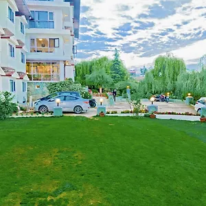 Royal Jardin Whistling Pines *** Shimla